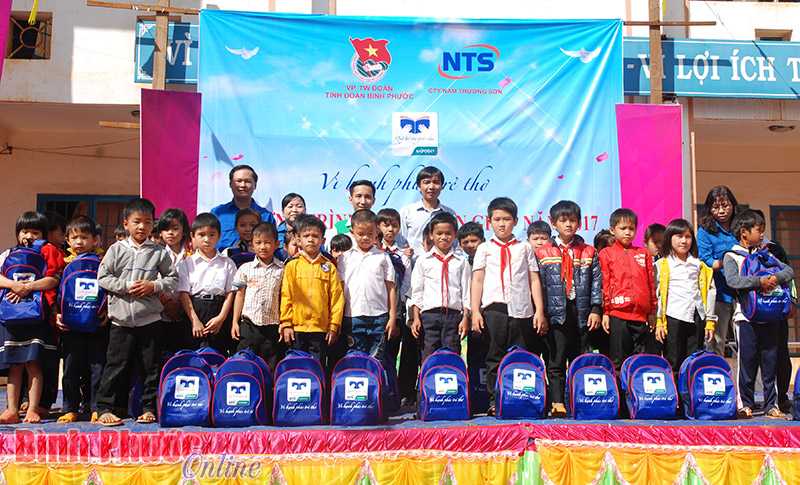 500 phần quà trao học sinh nghèo vùng biên giới Bù Gia Mập 500 phần quà trao học sinh nghèo vùng biên giới Bù Gia Mập