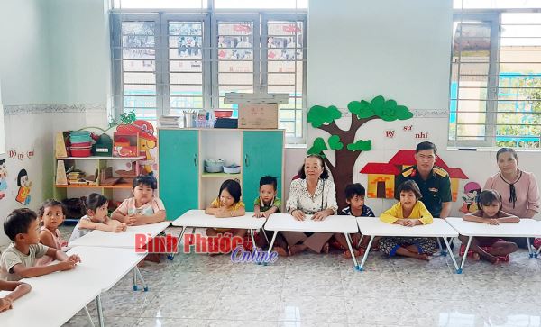 Trao 100 bàn học cho Trường mầm non Hưng Phước