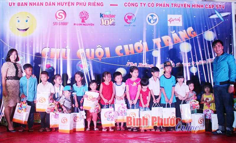 Sôi nổi đêm hội trăng rằm huyện Phú Riềng