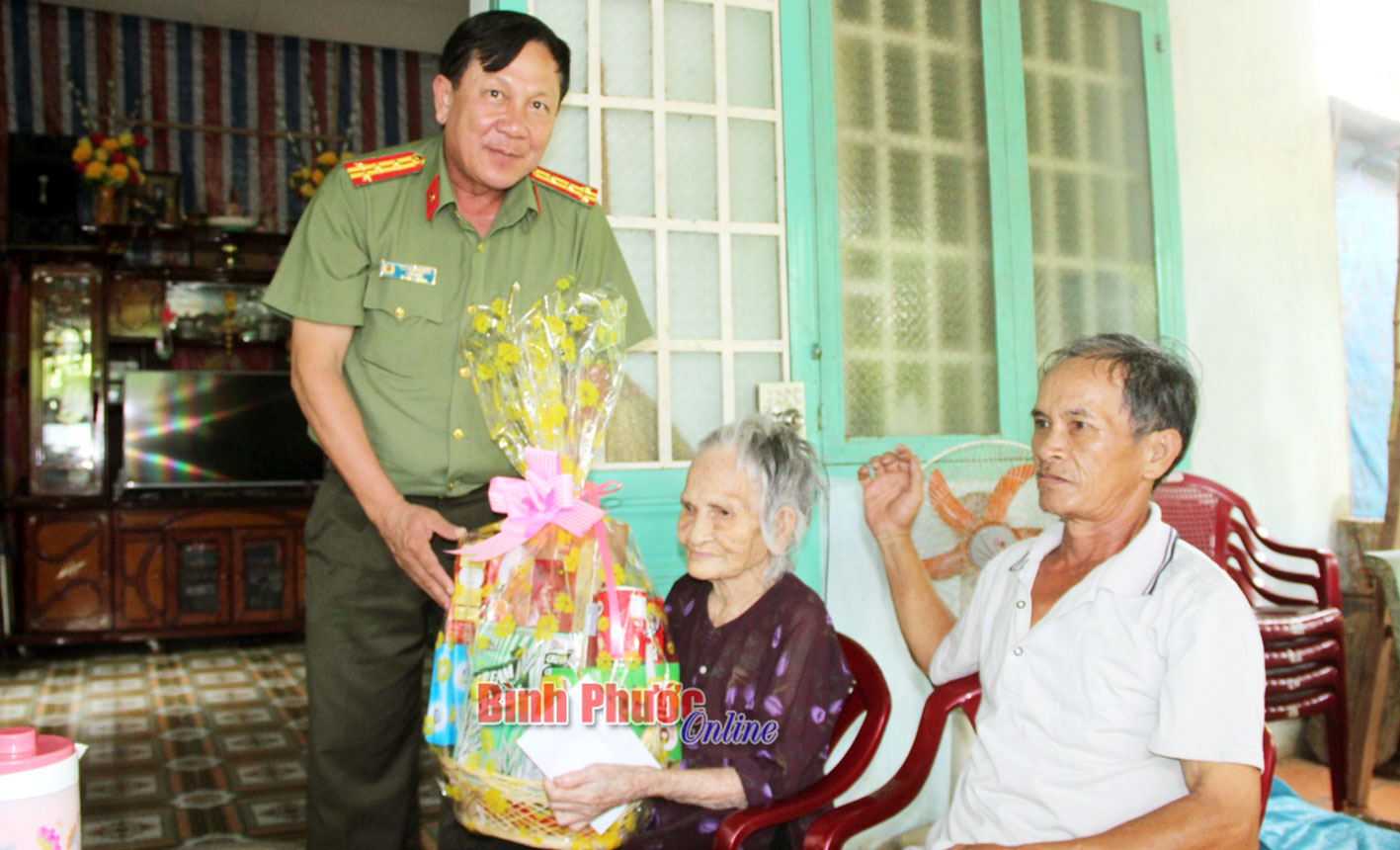 Lãnh đạo tỉnh thăm, tặng quà người cao tuổi huyện Bù Gia Mập Lãnh đạo tỉnh thăm, tặng quà người cao tuổi huyện Bù Gia Mập