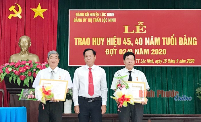 Lộc Ninh: Trao tặng huy hiệu 55, 45 và 40 năm tuổi Đảng