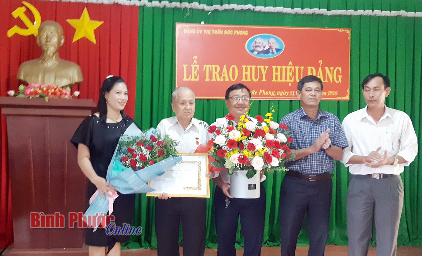 trao-huy-hieu-dang-129092020023431.jpg