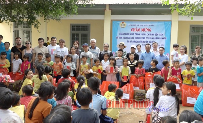 100 phần quà tặng học sinh dân tộc thiểu số ấp Phước Tiến 100 phần quà tặng học sinh dân tộc thiểu số ấp Phước Tiến