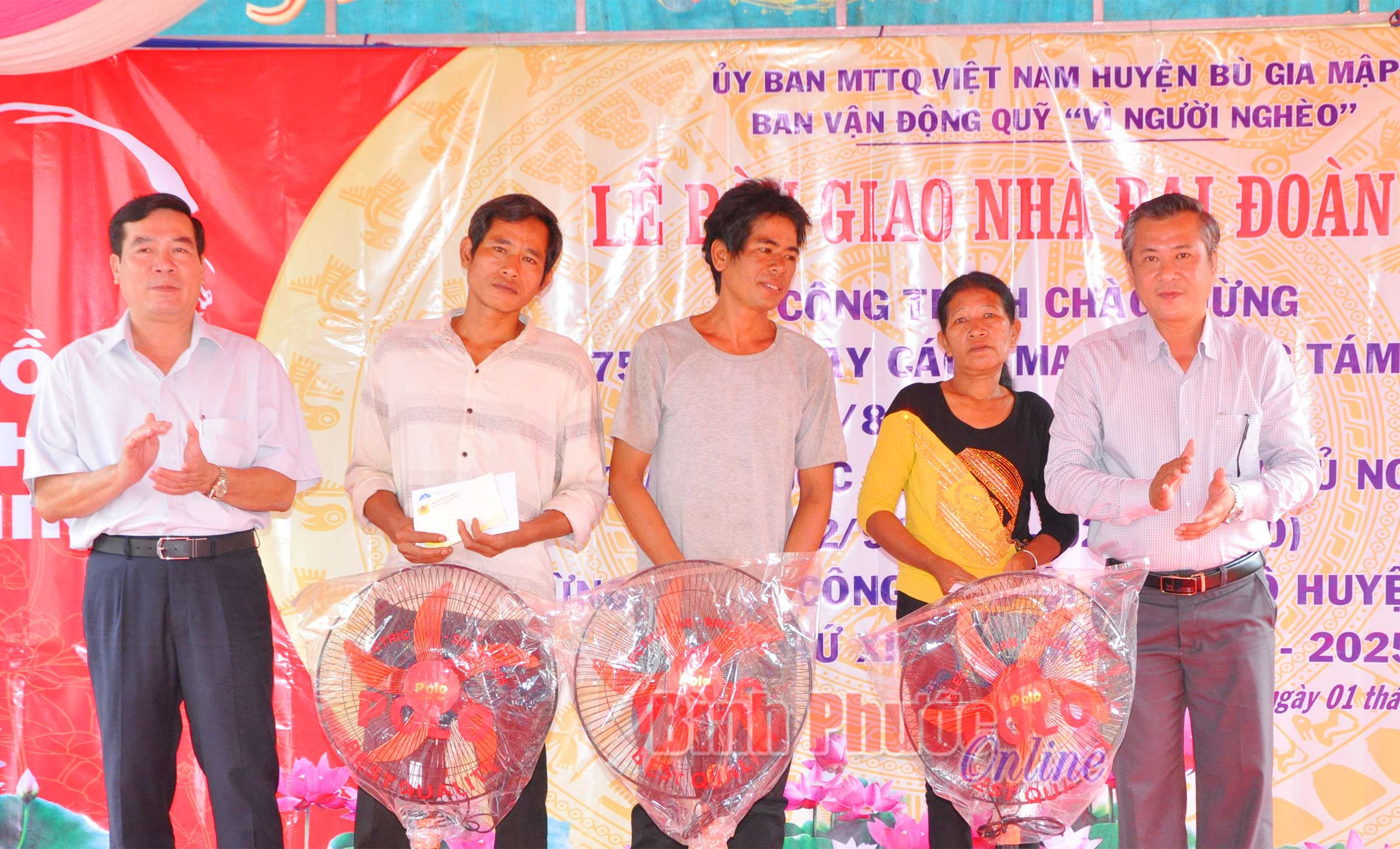 trao-qua-201092020125307.jpg