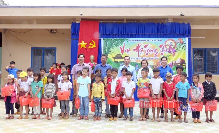 300 phần quà trung thu cho học sinh nghèo 300 phần quà trung thu cho học sinh nghèo