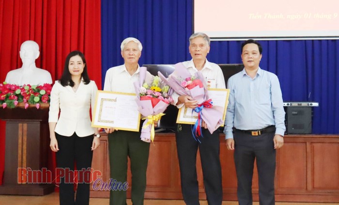 Đồng Xoài trao huy hiệu Đảng cho 14 đảng viên đợt 2-9