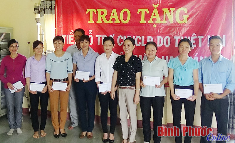 Trao 104 suất quà cho CNVCLĐ bị ảnh hưởng hạn hán Trao 104 suất quà cho CNVCLĐ bị ảnh hưởng hạn hán