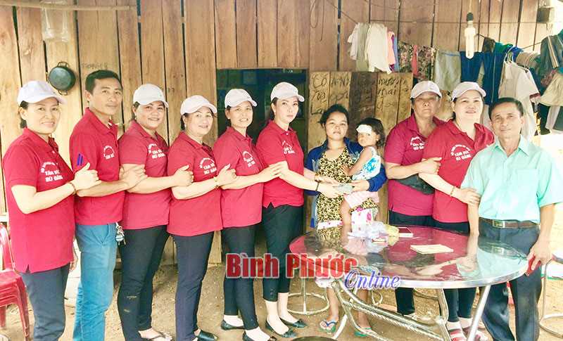 Trao 104 triệu đồng hỗ trợ gia đình chị Điểu Thị Dương