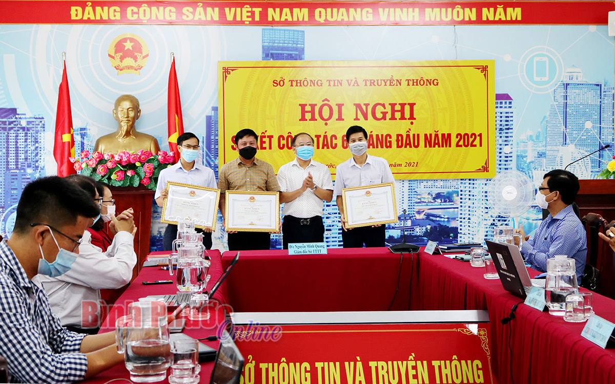 trao_bang_khen_12360429062021.jpg