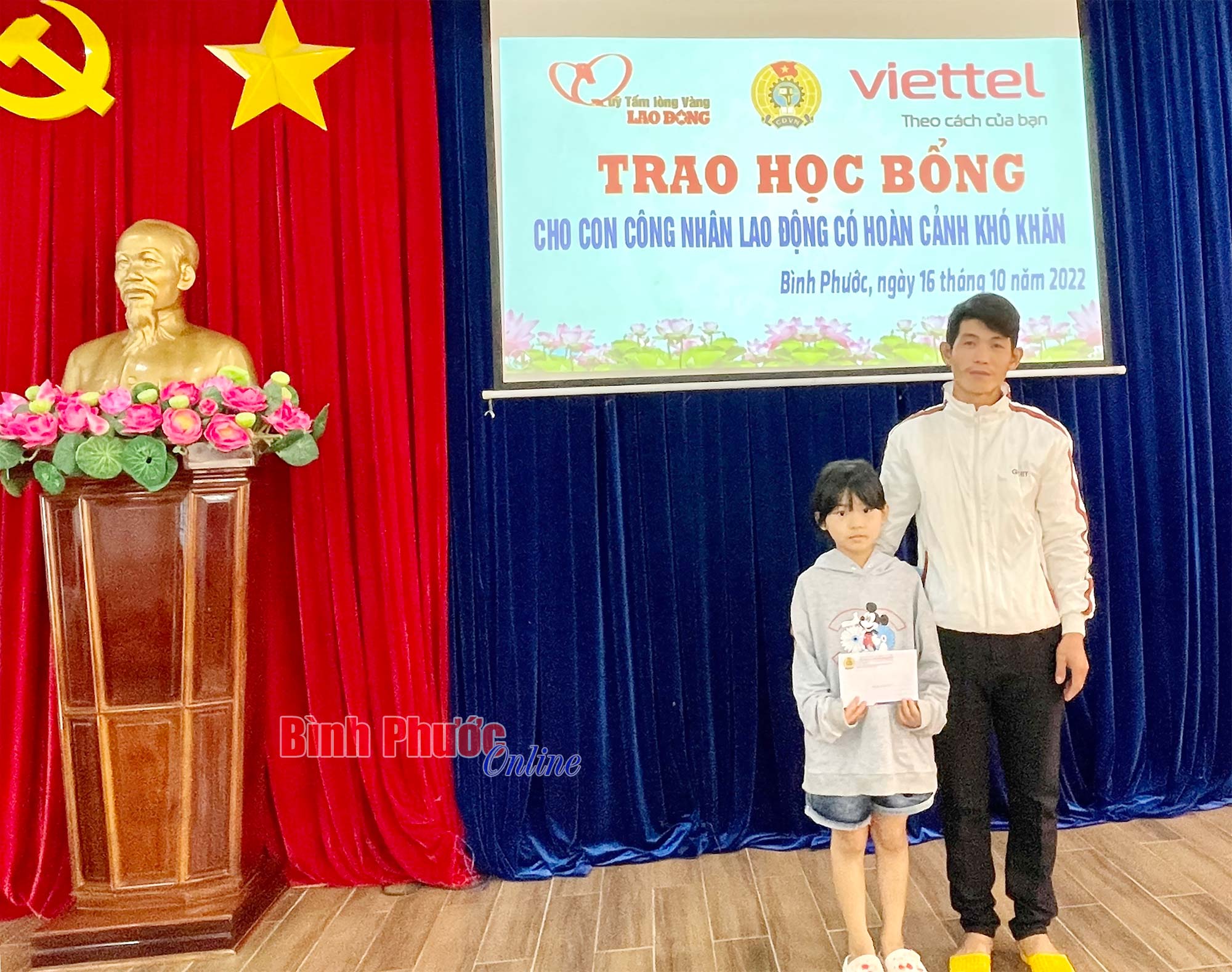 trao_hoc_bong_cho_con_em_cong_nhan_2_10594516102022.jpg