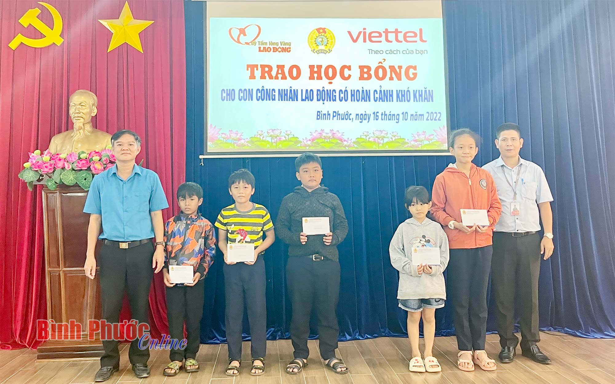 trao_hoc_bong_cho_con_em_cong_nhan_4_10595216102022.jpg