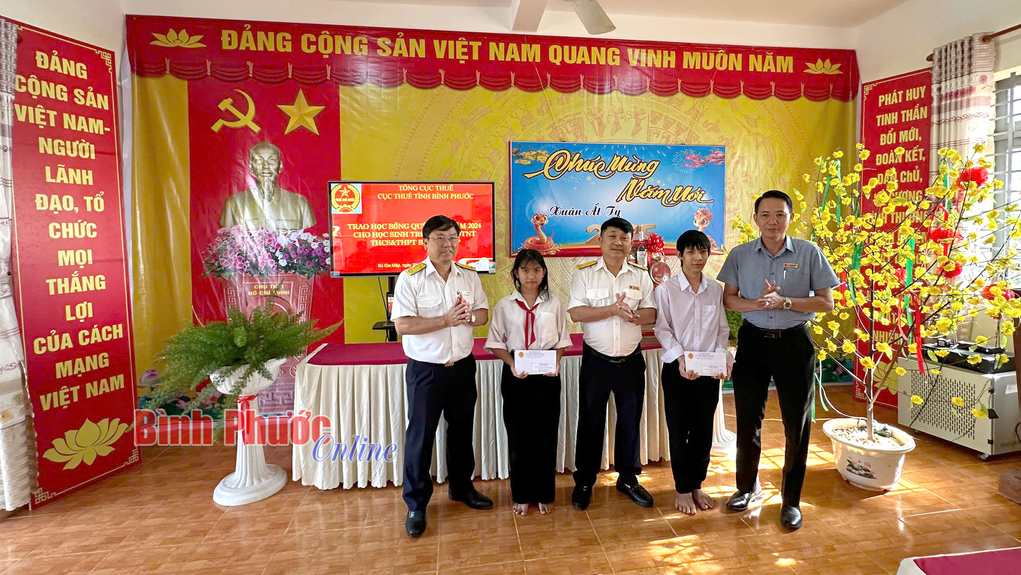 Trao học bổng cho học sinh nghèo, hiếu học Trao học bổng cho học sinh nghèo, hiếu học