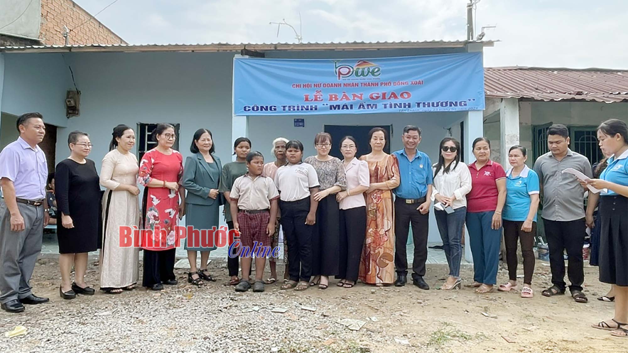 Trao mái ấm tình thương cho trẻ mồ côi Trao mái ấm tình thương cho trẻ mồ côi