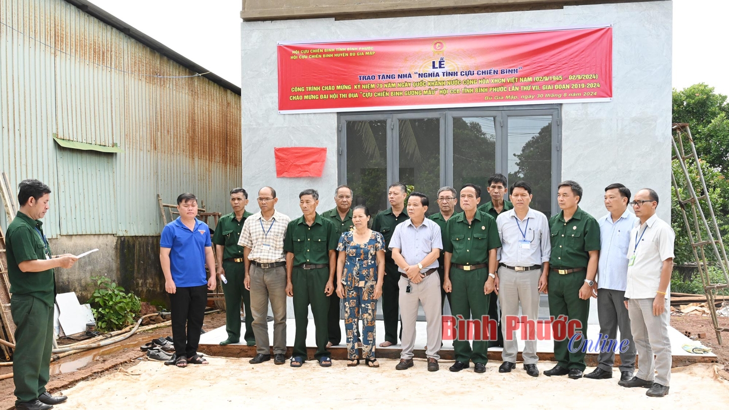 trao_nha_ccb_xa_phu_nghia_08411203102024.jpg