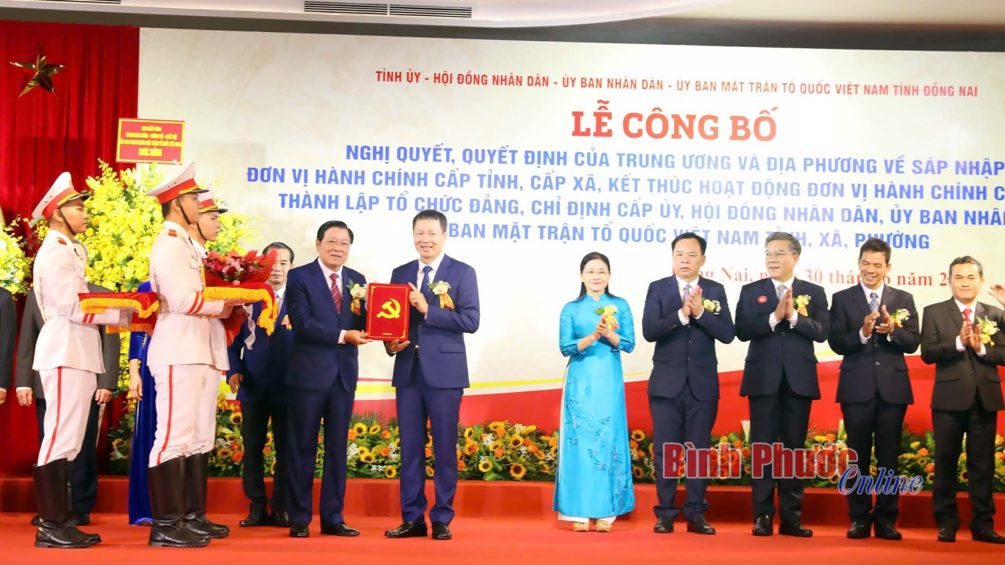 trao_qd_cho_bi_thu_11210330062025.jpg