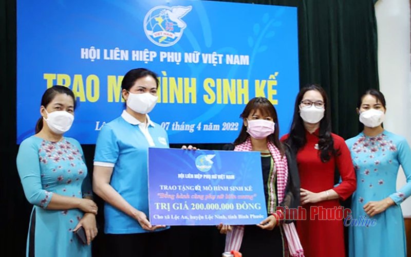 Trao sinh kế giúp thoát nghèo Trao sinh kế giúp thoát nghèo