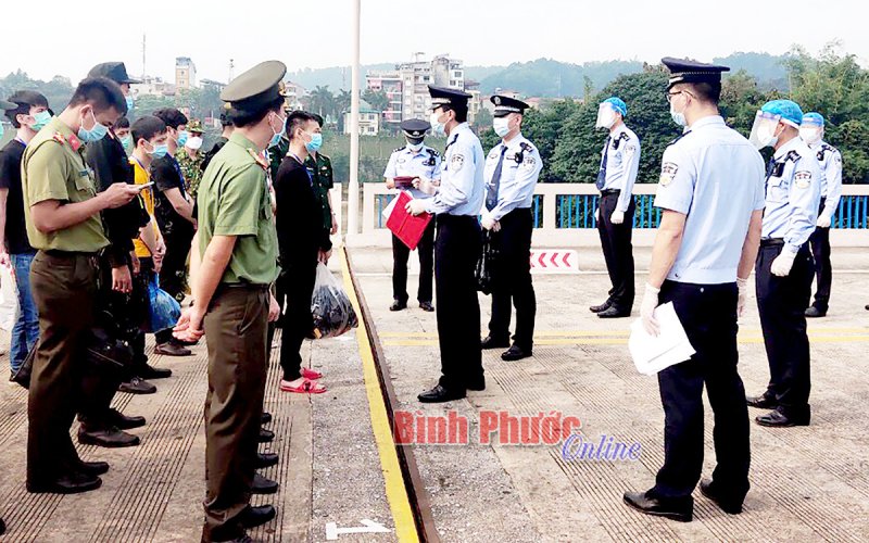 Trao trả 14 công dân Trung Quốc nhập cảnh trái phép