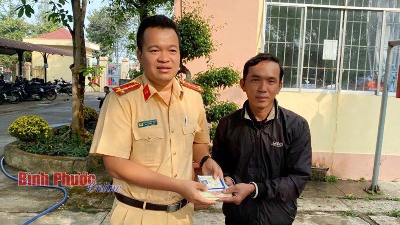 Trao trả giấy tờ tùy thân cho người đánh mất