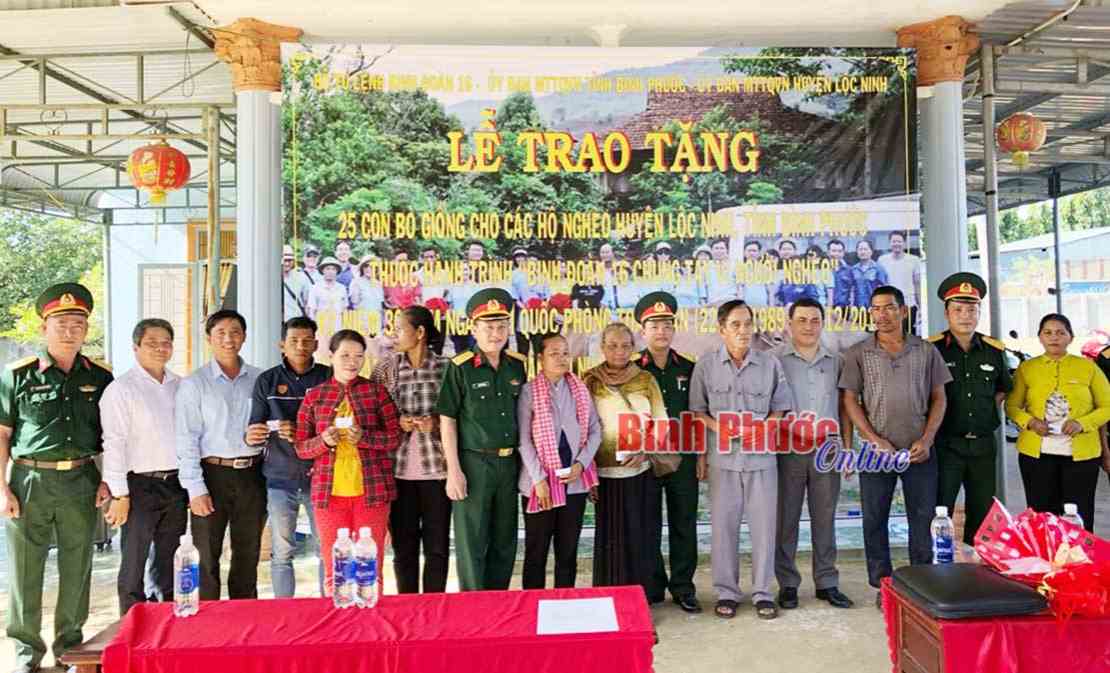 Thêm 25 con bò giống tặng hộ nghèo biên giới Lộc Ninh Thêm 25 con bò giống tặng hộ nghèo biên giới Lộc Ninh