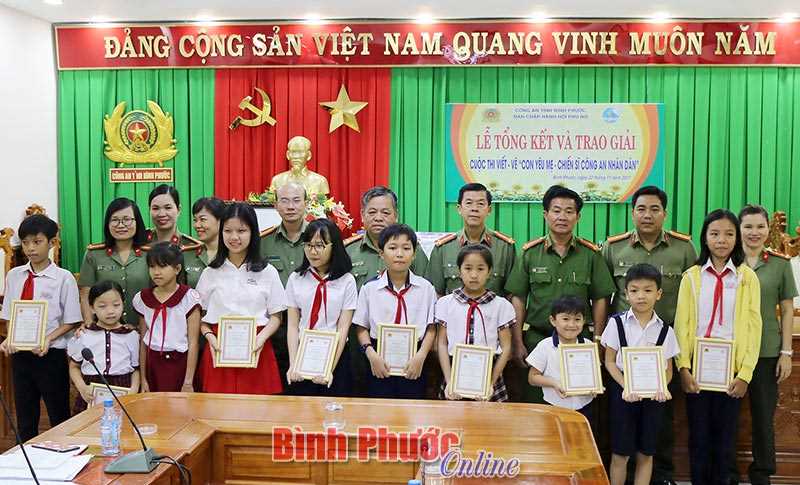 Trao giải cuộc thi viết, vẽ “Con yêu mẹ - chiến sĩ công an nhân dân”