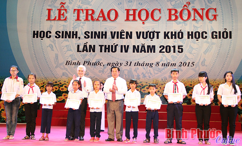 Ấm áp lễ trao học bổng học sinh, sinh viên vượt khó học giỏi