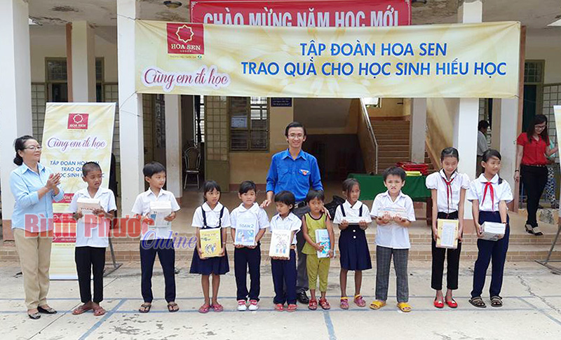 Trao học bổng cho học sinh nghèo ở biên giới Trao học bổng cho học sinh nghèo ở biên giới