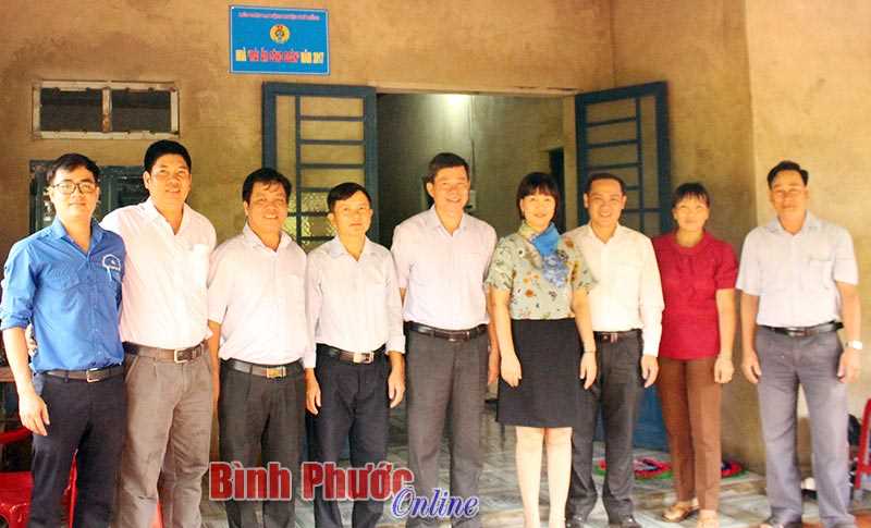 Trao “Mái ấm công đoàn” cho giáo viên Đỗ Ngọc Văn Trao “Mái ấm công đoàn” cho giáo viên Đỗ Ngọc Văn