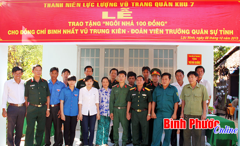 Trao ngôi nhà 100 đồng cho thanh niên khó khăn