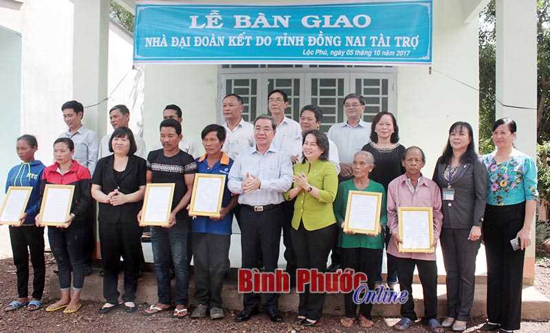 Lộc Ninh bàn giao 8 căn nhà đại đoàn kết Lộc Ninh bàn giao 8 căn nhà đại đoàn kết
