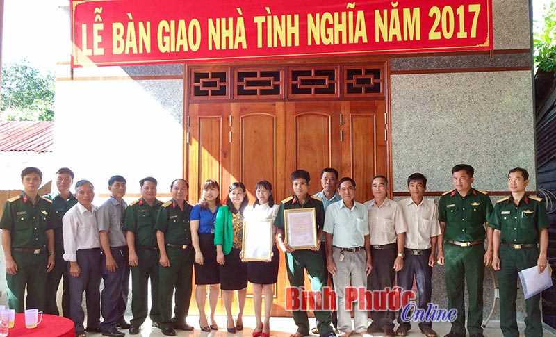 BÙ ĐĂNG: Trao 10 nhà tình nghĩa cho gia đình chính sách BÙ ĐĂNG: Trao 10 nhà tình nghĩa cho gia đình chính sách