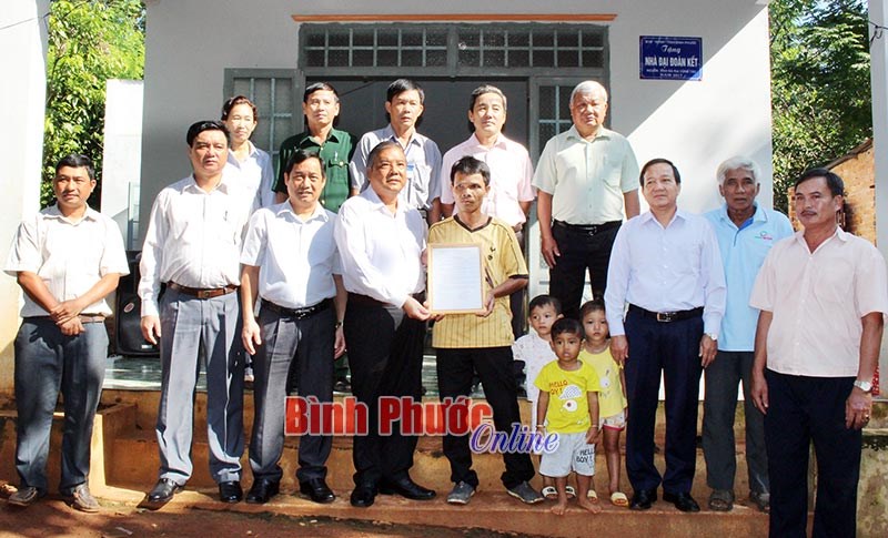 879 hộ được hỗ trợ nhà đại đoàn kết từ chương trình “Nghĩa tình Sông Bé yêu thương” 879 hộ được hỗ trợ nhà đại đoàn kết từ chương trình “Nghĩa tình Sông Bé yêu thương”