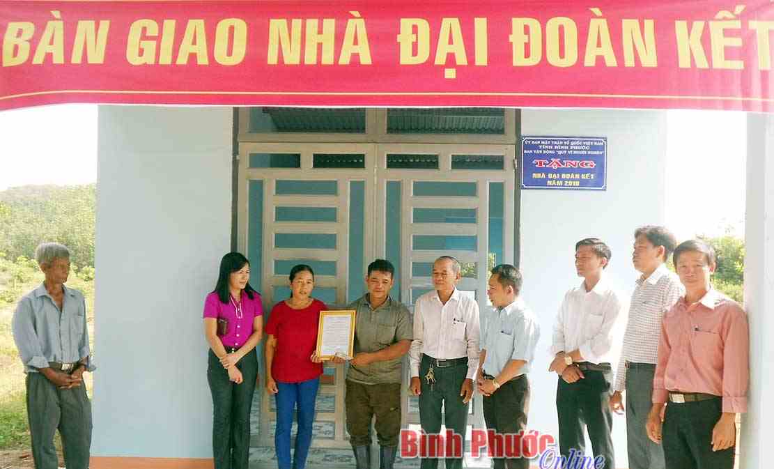 Trao nhà đại đoàn kết cho gia đình ông Ka Riêm Trao nhà đại đoàn kết cho gia đình ông Ka Riêm