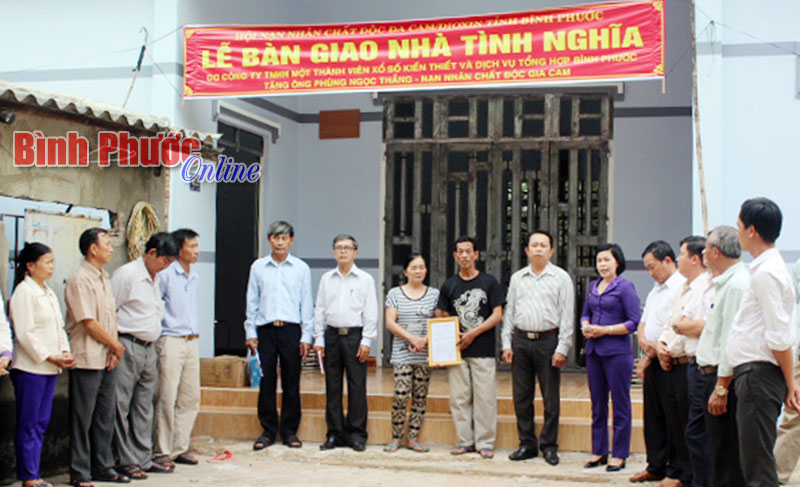 Trao nhà tình nghĩa cho hội viên chất độc da cam Trao nhà tình nghĩa cho hội viên chất độc da cam