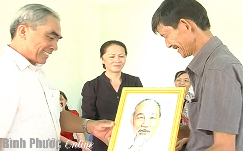 Trao nhà tình thương từ quỹ tiết kiệm vì người nghèo Trao nhà tình thương từ quỹ tiết kiệm vì người nghèo