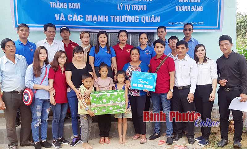 Trao 2 “Ngôi nhà nhân ái” tặng hoàn cảnh khó khăn Trao 2 “Ngôi nhà nhân ái” tặng hoàn cảnh khó khăn