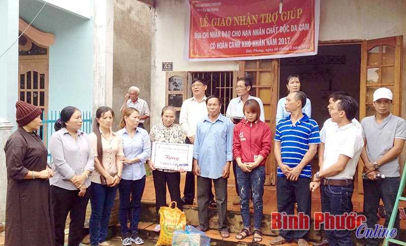 Giao trợ giúp nhân đạo cho nạn nhân da cam Giao trợ giúp nhân đạo cho nạn nhân da cam