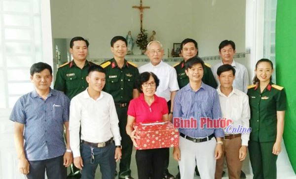 Trao tặng “Nhà tình nghĩa quân - dân” Trao tặng “Nhà tình nghĩa quân - dân”