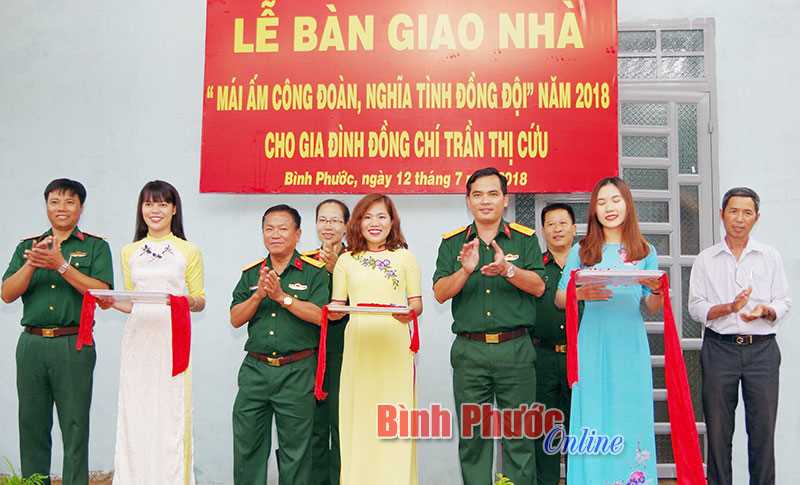 Binh đoàn 16 tặng quà và bàn giao nhà “mái ấm công đoàn”