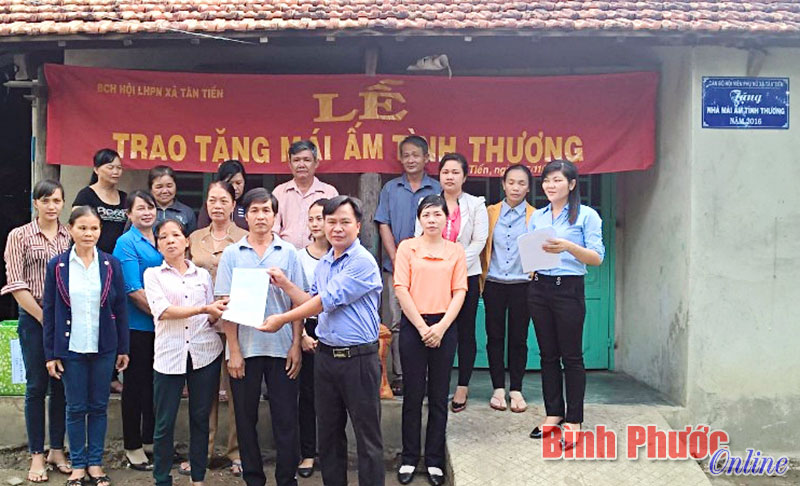 Trao nhà tình thương cho phụ nữ nghèo người dân tộc thiểu số Trao nhà tình thương cho phụ nữ nghèo người dân tộc thiểu số