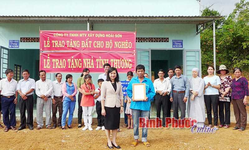 2 hộ nghèo được tặng đất và nhà tình thương 2 hộ nghèo được tặng đất và nhà tình thương