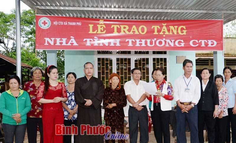 Trao nhà tình thương cho hộ nghèo Trao nhà tình thương cho hộ nghèo