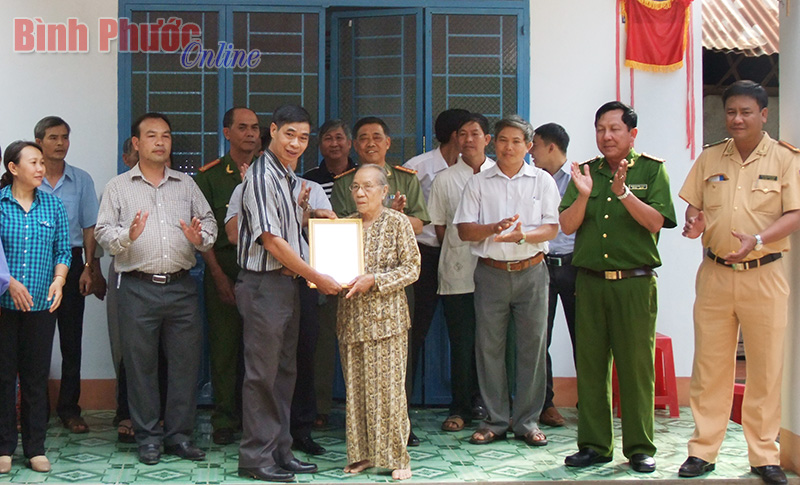 Gia đình bà Nguyễn Thị Dần được tặng nhà tình thương Gia đình bà Nguyễn Thị Dần được tặng nhà tình thương