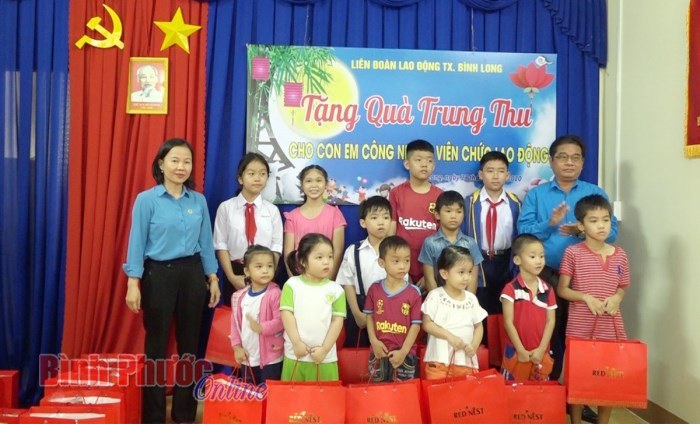Trao quà Trung thu cho con em công nhân, viên chức, người lao động