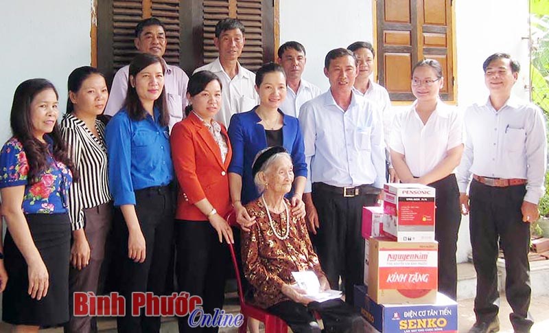 Trao tặng 2 nhà tình nghĩa cho thân nhân liệt sĩ Trao tặng 2 nhà tình nghĩa cho thân nhân liệt sĩ
