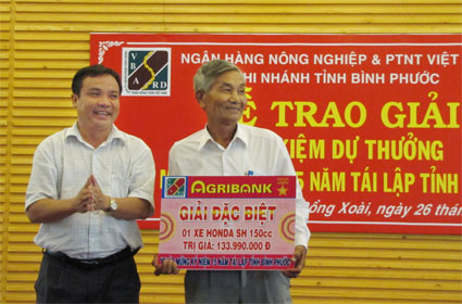 Agribank Bình Phước trao giải tiền gửi tiết kiệm dự thưởng Agribank Bình Phước trao giải tiền gửi tiết kiệm dự thưởng