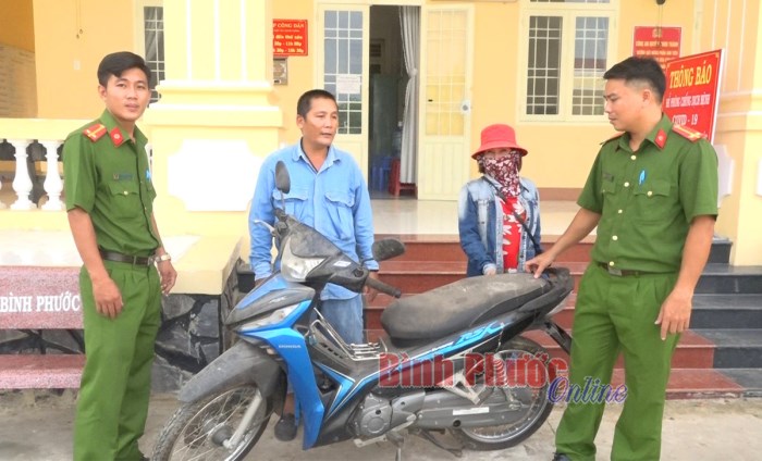 Công an thị trấn Chơn Thành trao trả tài sản cho người dân Công an thị trấn Chơn Thành trao trả tài sản cho người dân