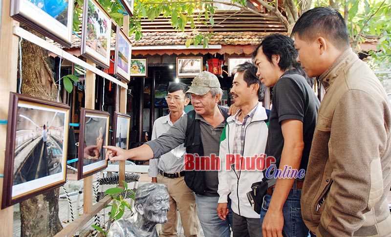 Trưng bày ảnh “Bình Phước - 20 năm một chặng đường”