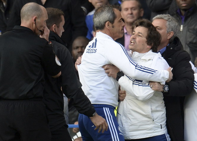 Trợ lý của HLV Mourinho bị cấm đến sân 6 trận Trợ lý của HLV Mourinho bị cấm đến sân 6 trận