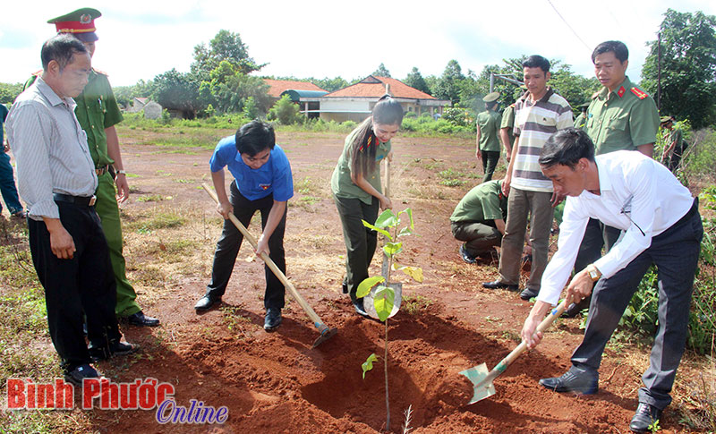 Đoàn thanh niên Công an tỉnh ra quân thực hiện 6 điều Bác Hồ dạy Đoàn thanh niên Công an tỉnh ra quân thực hiện 6 điều Bác Hồ dạy