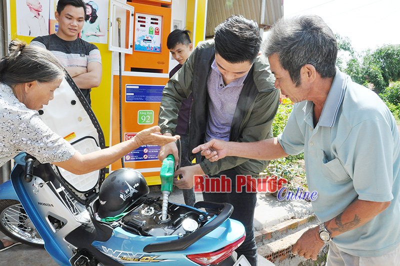 Trụ bơm xăng tự động: Người dân ủng hộ, ngành chức năng lúng túng - Bài 1 Trụ bơm xăng tự động: Người dân ủng hộ, ngành chức năng lúng túng - Bài 1